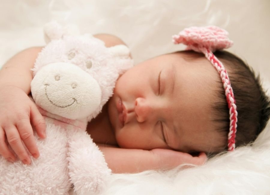 desenvolvimento do bebê nos primeiros meses com recém-nascido dormindo tranquilo