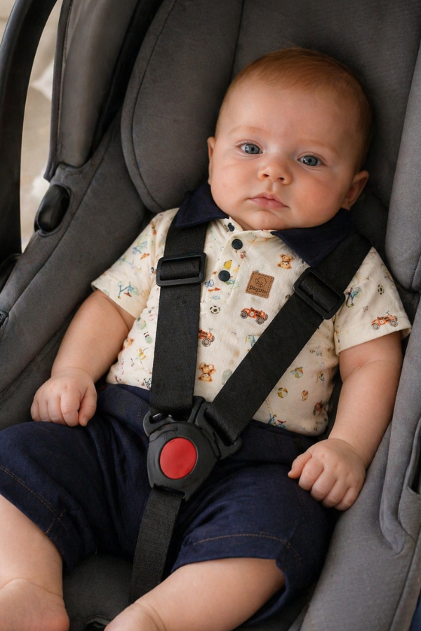 Bebê em cadeirinha com movimento limitado, exemplo de fator que pode atrapalhar o desenvolvimento motor